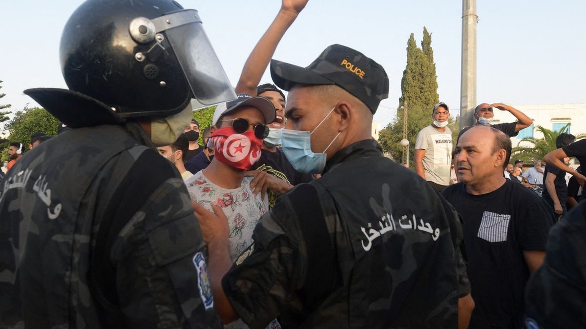 Všechna moc do rukou prezidenta. Tuniská hlava státu odstavila islamisty